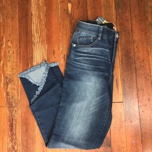 Jeans with fringe button